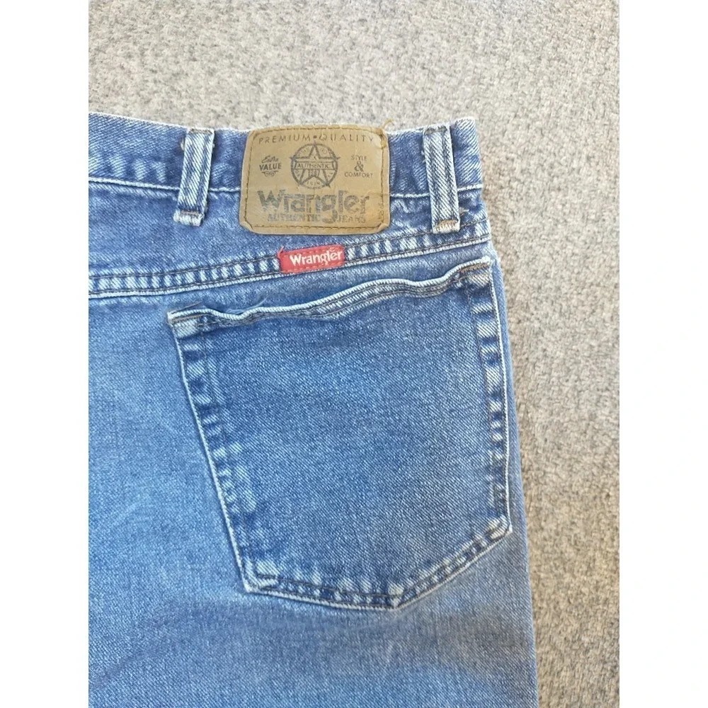 Wrangler Authentic Jeans Mens 36x32 Medium Wash Straight Leg Made in USA 97601MD